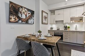 QuickStay - Classy & Rustic Downtown Condo