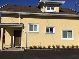 Arbutus Rose House by Elevate Rooms