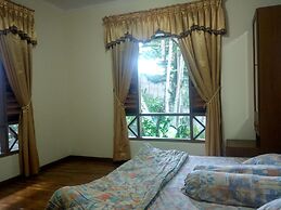 Villa Beverly Hills Puncak for 50 pax