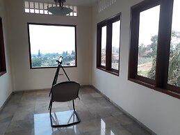 Villa Beverly Hills Puncak for 50 pax