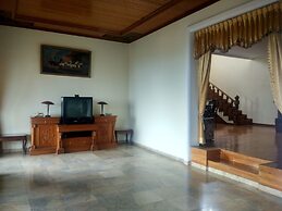 Villa Beverly Hills Puncak for 50 pax