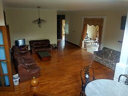 Villa Beverly Hills Puncak for 50 pax