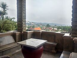 Villa Beverly Hills Puncak for 50 pax