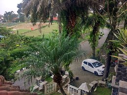 Villa Beverly Hills Puncak for 50 pax