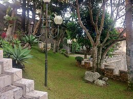 Villa Beverly Hills Puncak for 50 pax