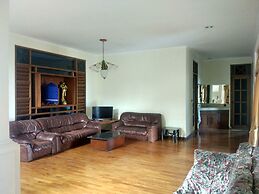 Villa Beverly Hills Puncak for 50 pax