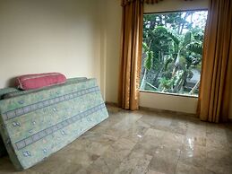 Villa Beverly Hills Puncak for 50 pax