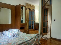 Villa Beverly Hills Puncak for 50 pax