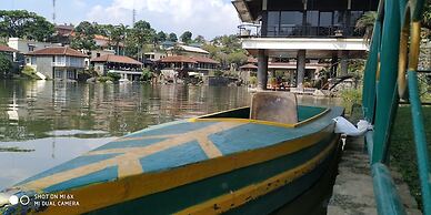 Villa Pinggir Danau Puncak for 30 pax