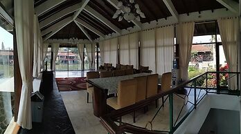 Villa Pinggir Danau Puncak for 30 pax