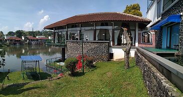 Villa Pinggir Danau Puncak for 30 pax