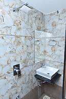 Hotel Royal King by Sky Stays