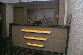 Hotel Royal King by Sky Stays