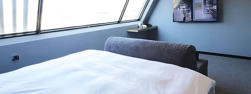 Slow Town Hotel - Glowing