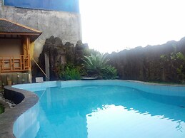 Villa Anvil Cipanas 4 Bedroom for 25 pax