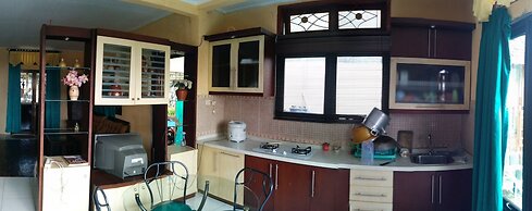 Villa Anvil Cipanas 4 Bedroom for 25 pax