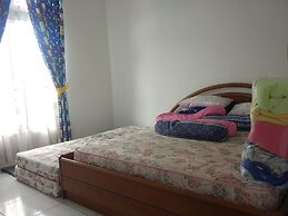 Villa Abdi Cipanas with Swimming Pool