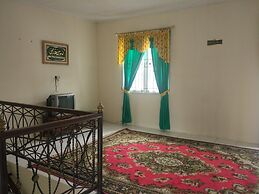 Villa Abdi Cipanas with Swimming Pool