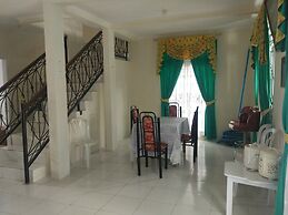 Villa Abdi Cipanas with Swimming Pool