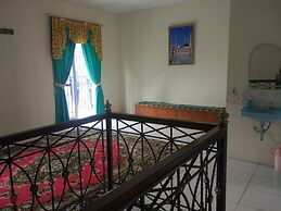 Villa Abdi Cipanas with Swimming Pool