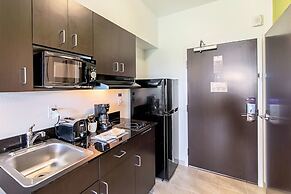 Studio 6 Austin, TX - Airport