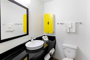 Studio 6 Austin, TX - Airport