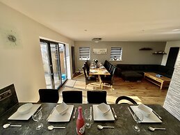 Four Corners Holiday Home with Hot Tub & Sauna