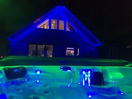 Four Corners Holiday Home with Hot Tub & Sauna