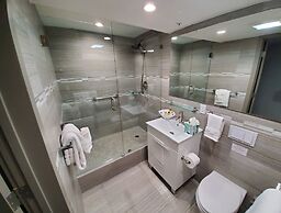 Alexander 718 3 Bedroom Apts by RedAwning