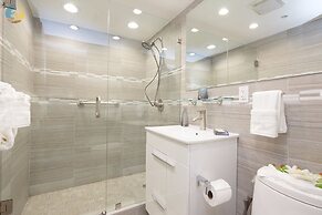 Alexander 718 3 Bedroom Apts by RedAwning