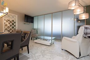 Alexander 718 3 Bedroom Apts by RedAwning