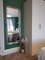 Crescent Lodge Guest House