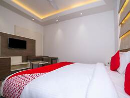 OYO 23088 Hotel Dev Palace