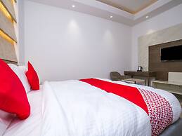 OYO 23088 Hotel Dev Palace