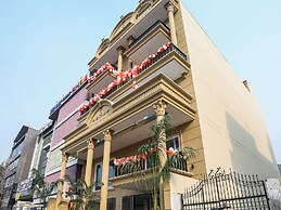 OYO 23088 Hotel Dev Palace