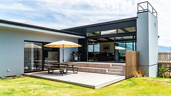 Farrant Drive - Sleeps 8 - Lake & Mountain Views - Modern & Stylish