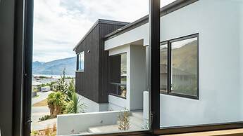 Farrant Drive - Sleeps 8 - Lake & Mountain Views - Modern & Stylish