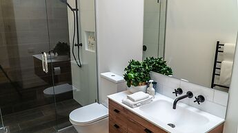 Farrant Drive - Sleeps 8 - Lake & Mountain Views - Modern & Stylish