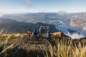 Farrant Drive - Sleeps 8 - Lake & Mountain Views - Modern & Stylish