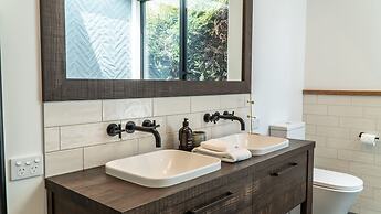 Farrant Drive - Sleeps 8 - Lake & Mountain Views - Modern & Stylish