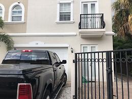 3BR Home wRooftop by Ideal Experience VR