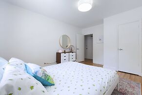 Bright 4-Bedroom in Forest Hill