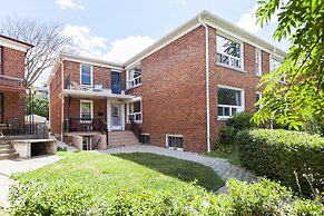 Bright Hideaway in Forest Hill with Parking