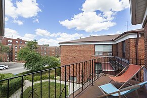 Bright Hideaway in Forest Hill with Parking