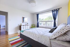 Bright Hideaway in Forest Hill with Parking