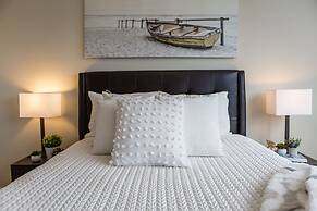 QuickStay - Modern 2-Bedroom Condo, Panoramic City Views