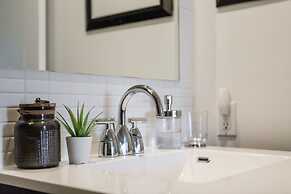 QuickStay - Modern 2-Bedroom Condo, Panoramic City Views