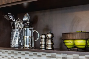 QuickStay - Modern 2-Bedroom Condo, Panoramic City Views