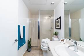 QuickStay - Luxurious 2-Bedroom Condo, Downtown Core