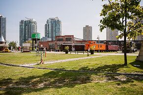QuickStay - Luxurious 2-Bedroom Condo, Downtown Core